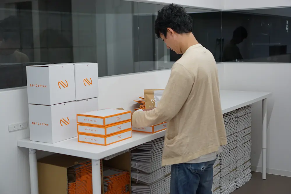 梱包・発送作業の様子