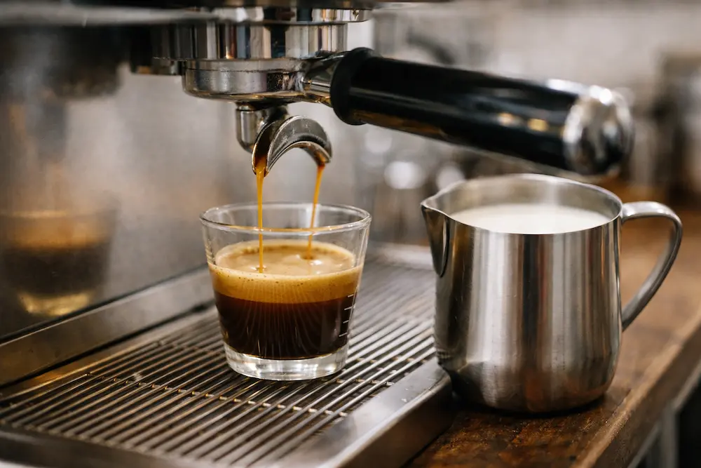 ふかいり：エスプレッソ抽出イメージ（ミルクピッチャー）