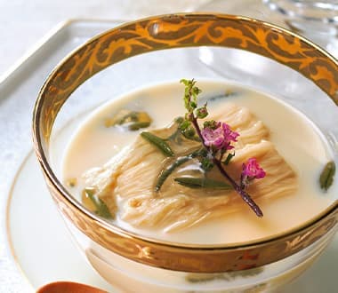 じゅんさいと湯葉の冷製豆乳スープ