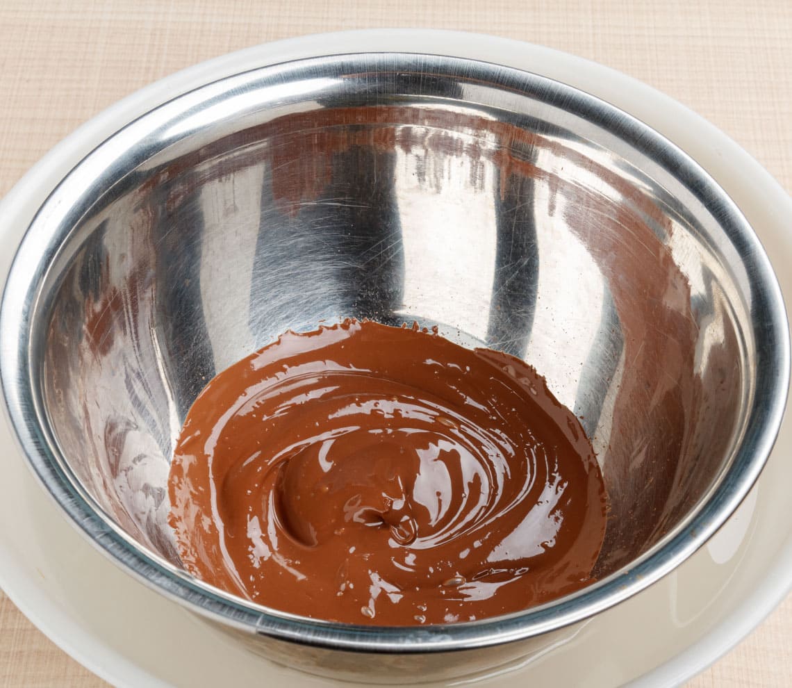 【2】のボウルにチョコを入れたボウルを入れ、チョコを湯煎で溶かす