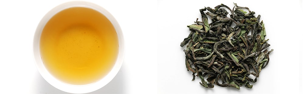 ダージリンのファーストフラッシュの水色と茶葉の写真