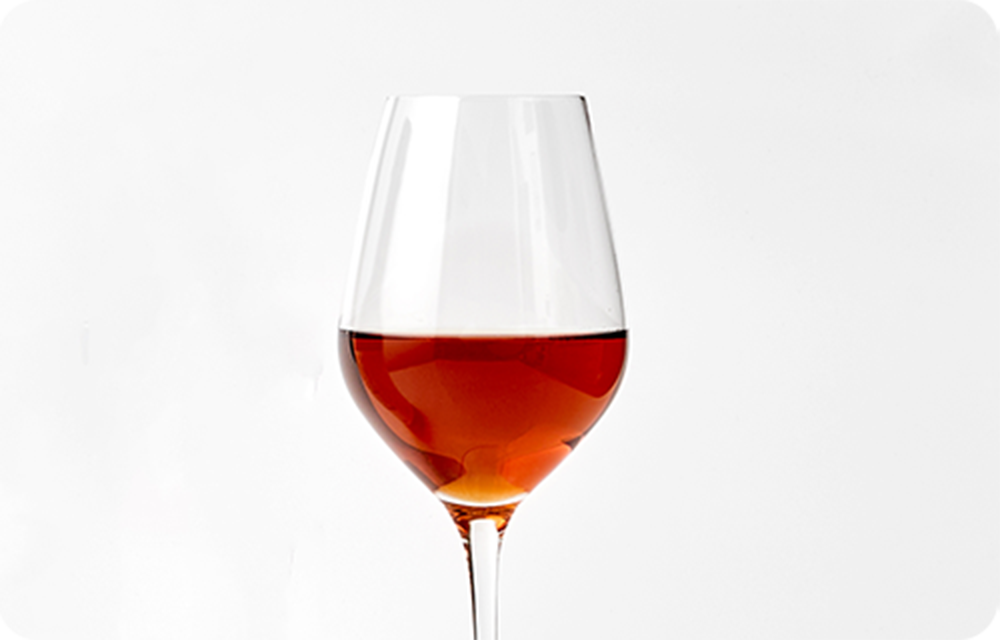 ワイングラスに入った紅茶