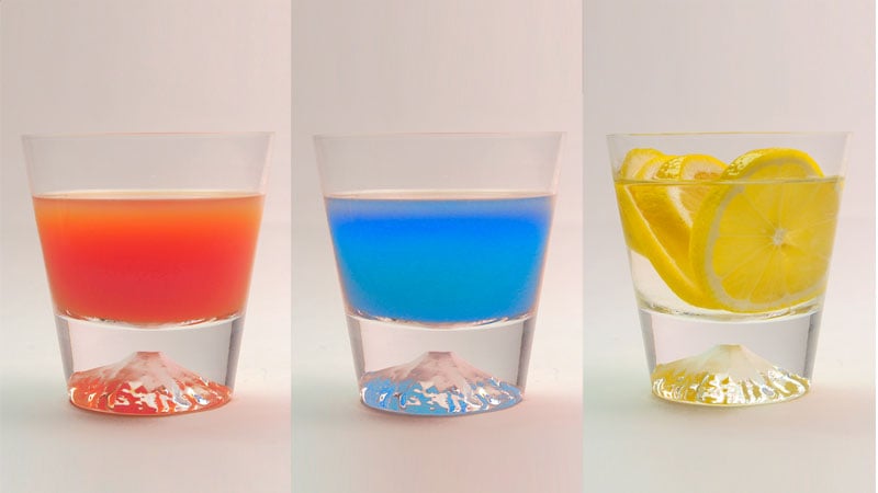 飲み物の色によって富士山の色が様々に変化