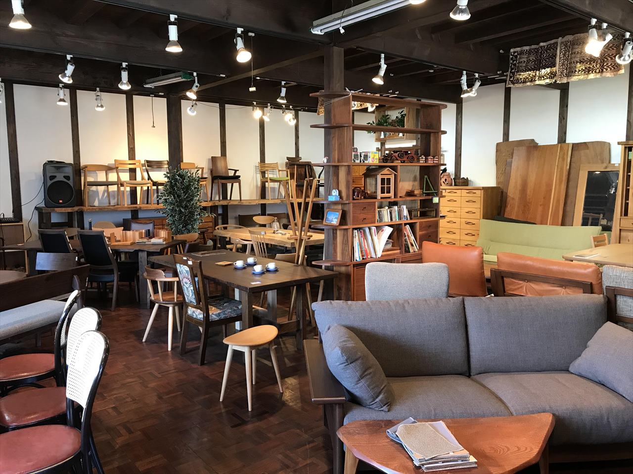 家具の三和 家具の三和 店内には手作り家具 オーダー家具を中心にオリジナル家具や品質とデザインを厳選した家具を展示しています 肥後街道の一角にたたずむ大川家具の三和 Made In Japan クラフトマンの世界が広がるおしゃれな家具専門店