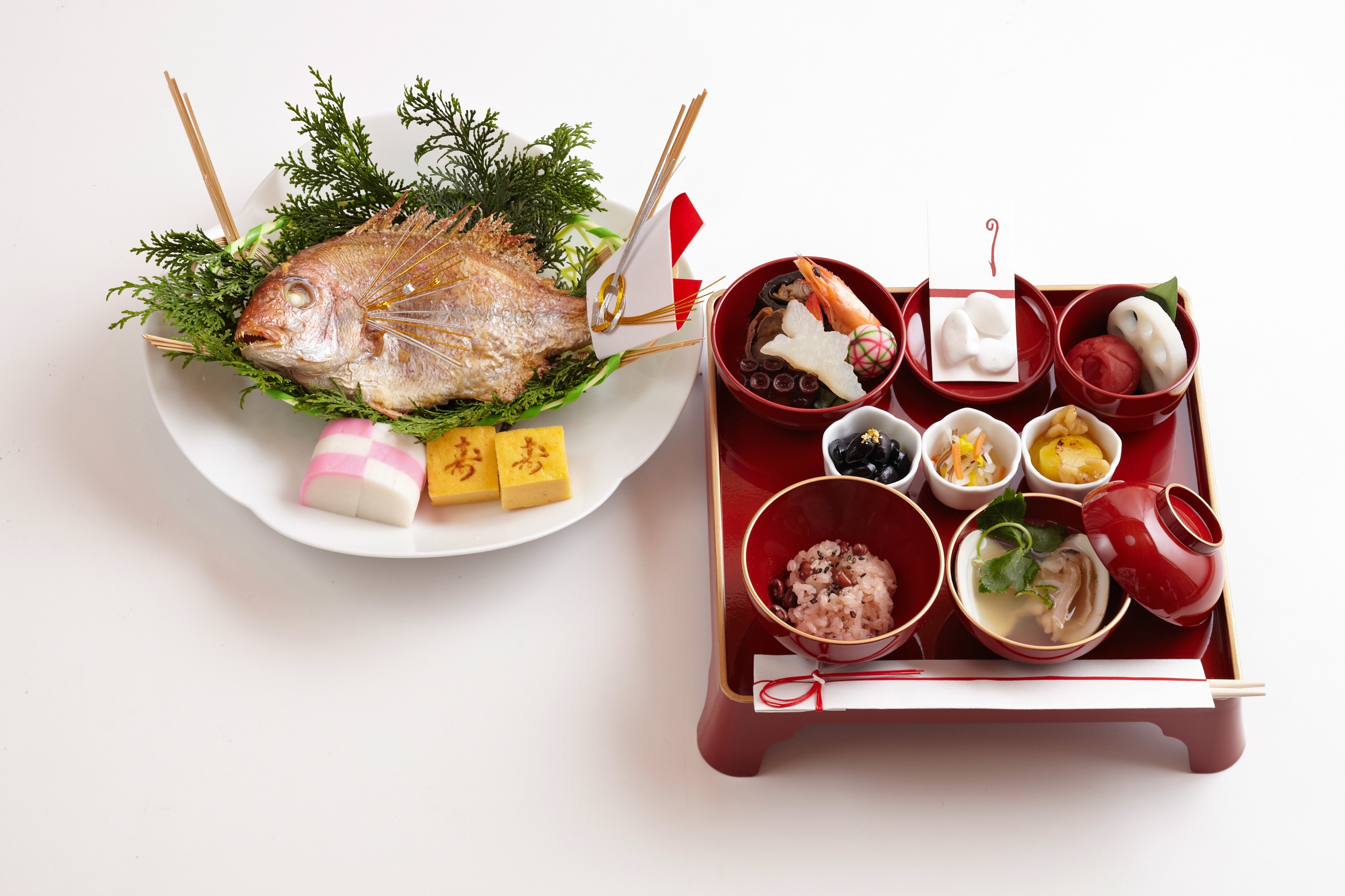 季膳味和のお食い初め膳。祝い鯛、赤飯、お吸い物、煮物などを整えた祝い膳