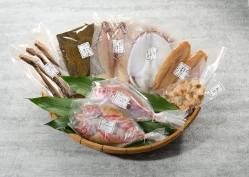 真空パックされた複数の種類の干物や海産物