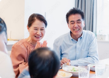 写真：おせちを楽しむ家族