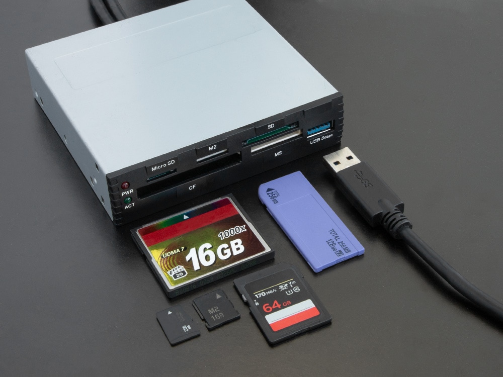 SD4.0／UHS-II対応 対応メディア57種類 USB 5Gbps 3.5インチベイ内蔵型