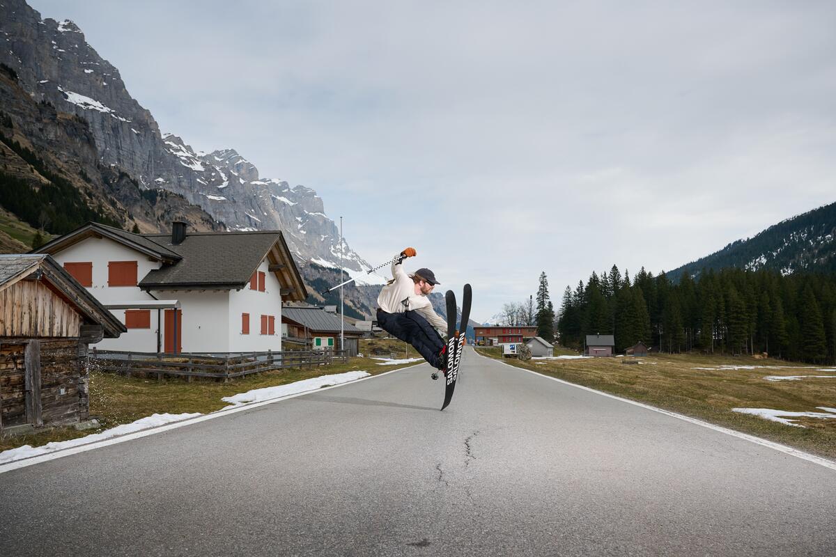 SALOMON DÉPART — ライダーが道路でバターを決める