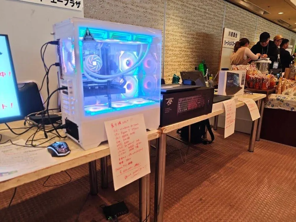 鮮やかに光るゲーミングPCと、PASOULのゲーミングキーボードを展示。スペック表とあわせてご紹介しました。