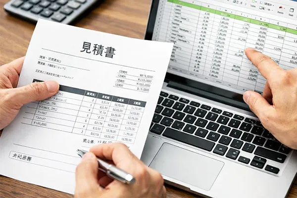 中古パソコン法人向け見積もり書を確認する担当者