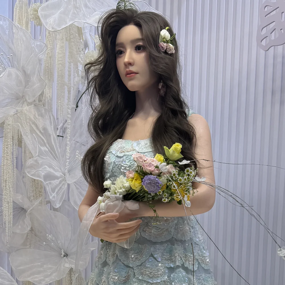 花束を持つヒューマノイド画像