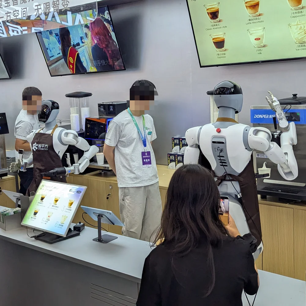 コーヒーを提供するロボットが稼働する展示ブース