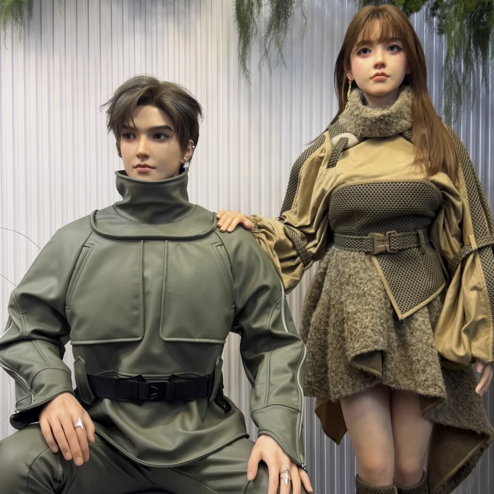 会場に展示された等身大ヒューマノイドロボット