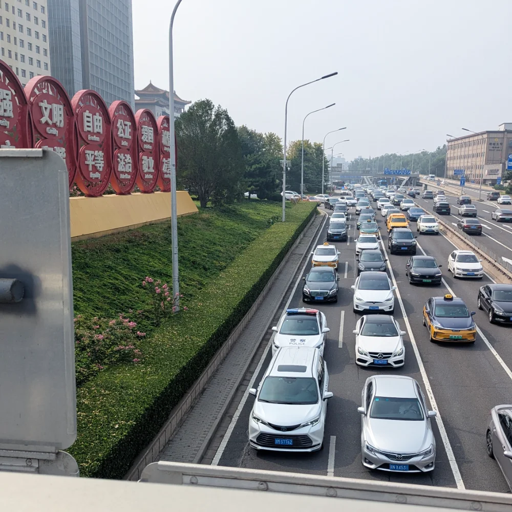 北京市内の幹線道路で多くの車両が行き交う