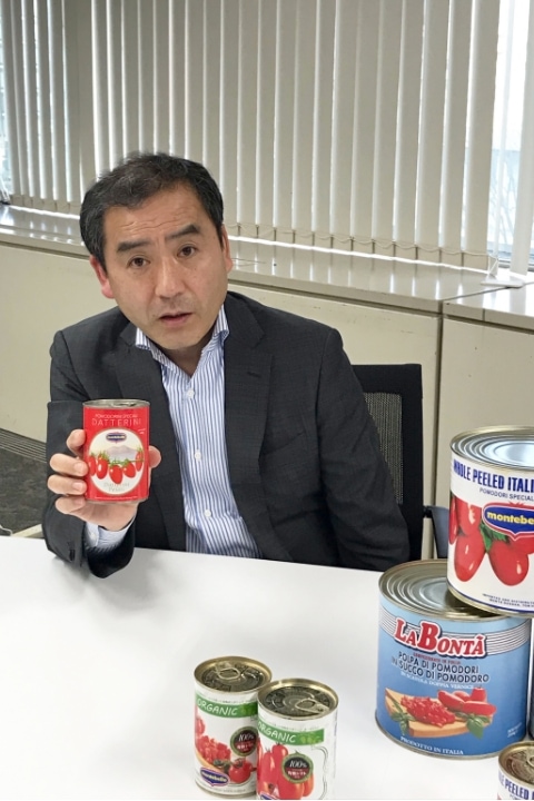 トマト缶を持つ新田先輩の写真