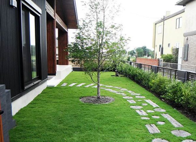 芝生を施工した庭の事例