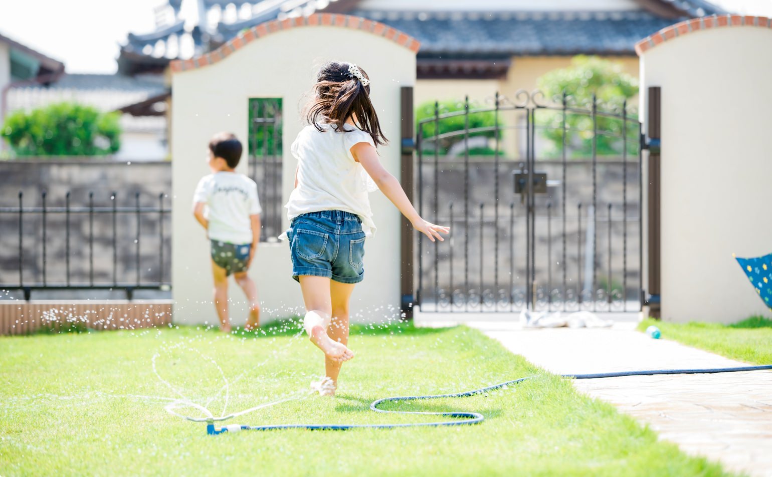 芝生の庭で遊ぶ子供