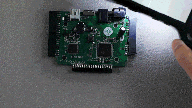 基盤にデジタル顕微鏡を合わせて拡大表示するGIF動画