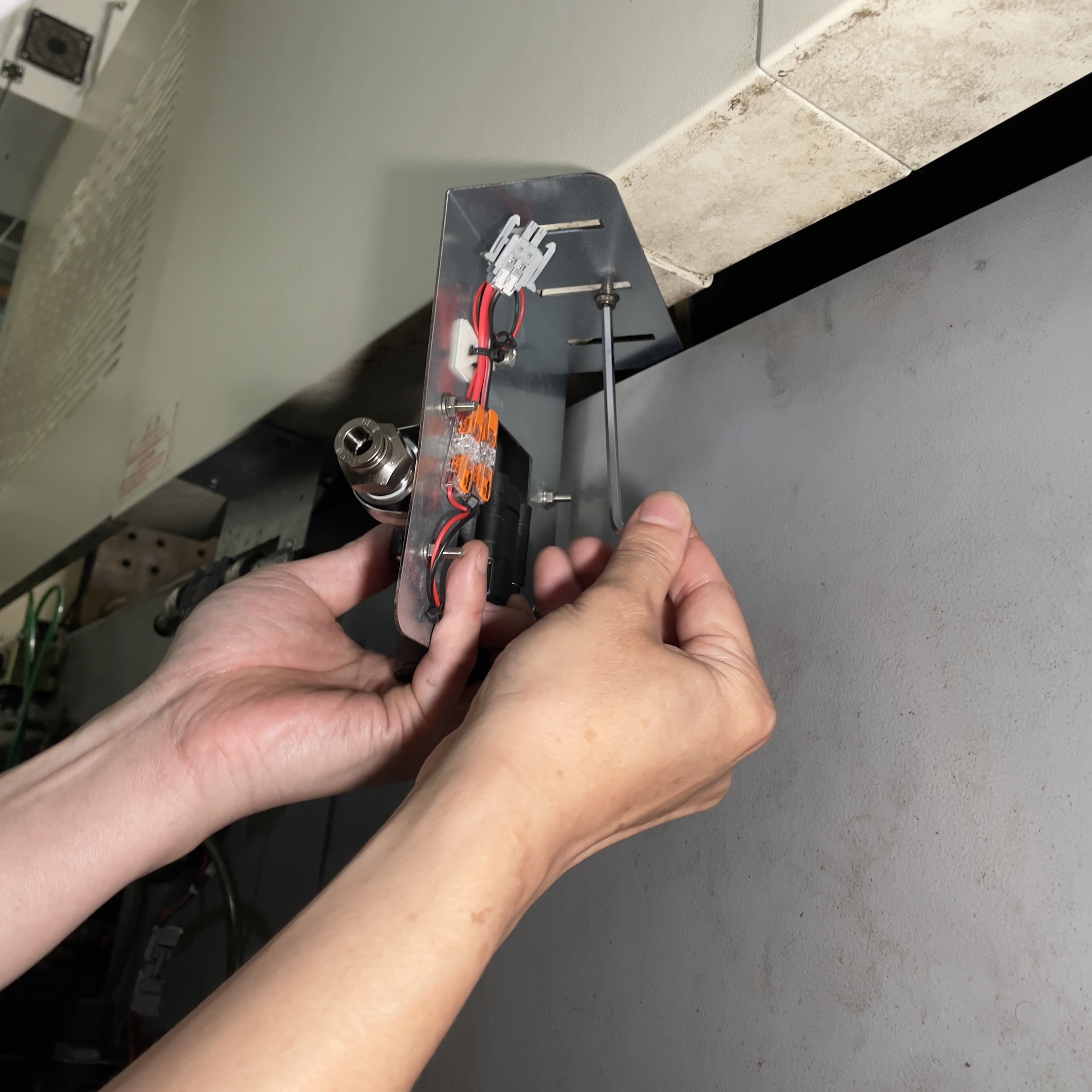 成形機裏側で、ボルトオンで設置している画像