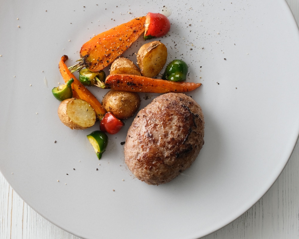 塩で食べるハンバーグステーキ