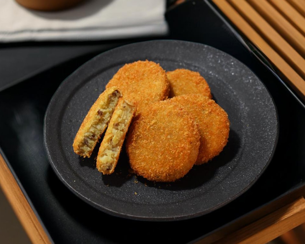 揚げてる和牛コロッケ