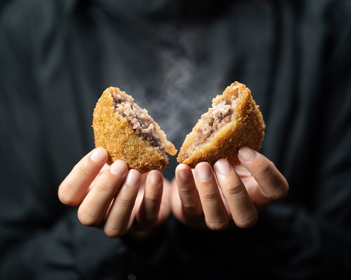 揚げてるミンチカツ