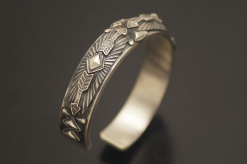 ナバホバングル デリック・ゴードン作 《スタンプ＆アップリケ