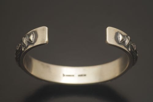 ナバホバングル デリック・ゴードン作 《スタンプ＆アップリケ》 内周