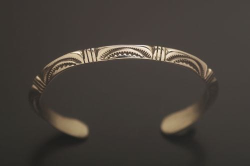 ナバホバングル ジェネバ・ラモーン作 《スタンプワーク