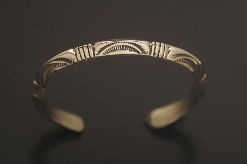 ナバホバングル ジェネバ・ラモーン作 《スタンプワーク