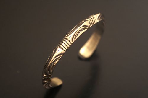 ナバホバングル ジェネバ・ラモーン作 《スタンプワーク