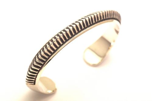 ナバホバングル ライル・セカテロ作 《トライアングルワイヤー/ヘビー