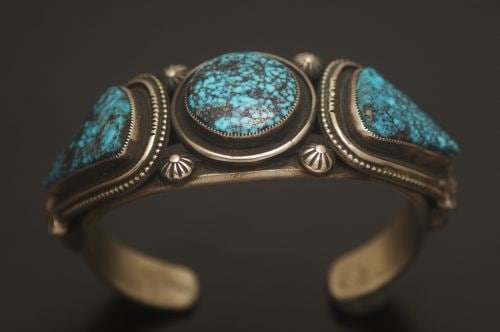 POWWOWナゲッツ】 ナバホバングル カルビン・マルティネス作 《3石