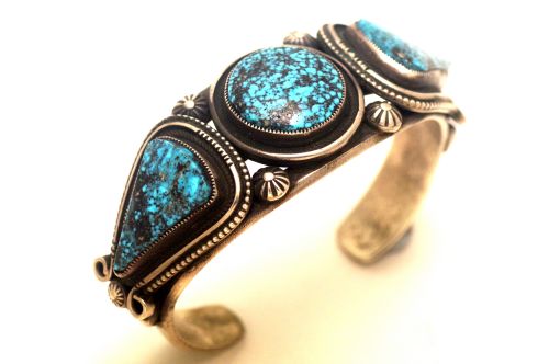 POWWOWナゲッツ】 ナバホバングル カルビン・マルティネス作 《3石