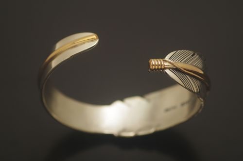 ナバホバングル ハーヴィー・メイス作 《中太フェザー/12KGF/NEW