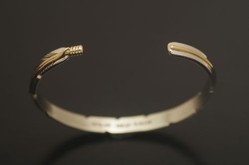 ナバホバングル ハーヴィー・メイス作 《フェザー/12KGF》 内周17.5cm