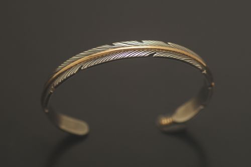 ナバホバングル ハーヴィー・メイス作 《フェザー/12KGF》 内周15.5cm