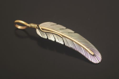 ナバホペンダント ハーヴィー・メイス作 《ニューフェザー/12KGF