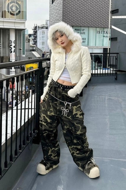 進化したトレンドをチェック！現代版Y2Kファッション