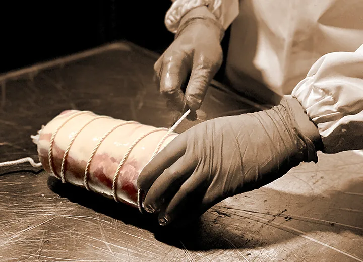 ⾷⾁マイスターの指導に基づき⼿作業で作り上げるイメージ