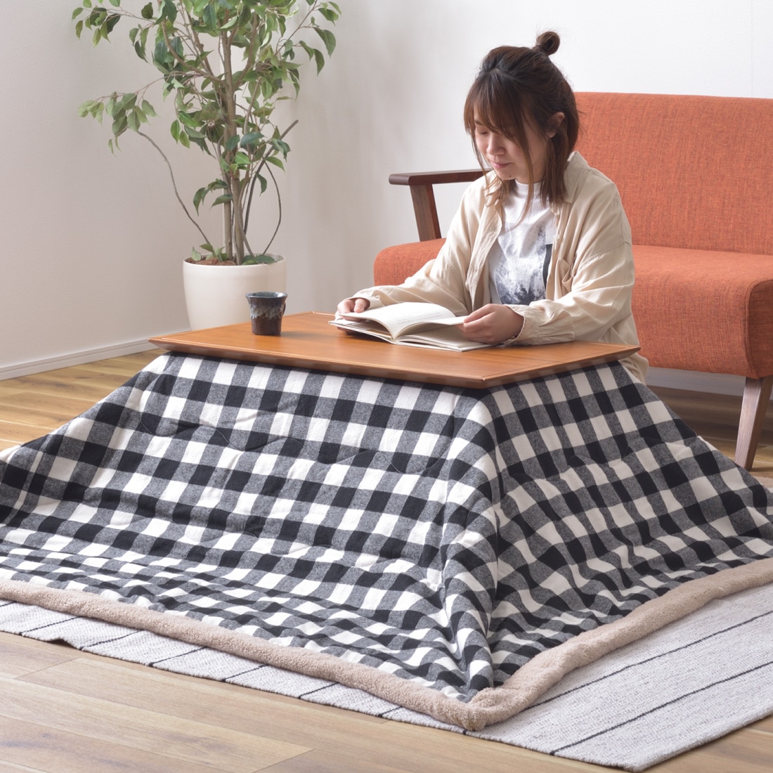 こたつ使用時は、ワンルームにぴったりの大きさで圧迫感なし