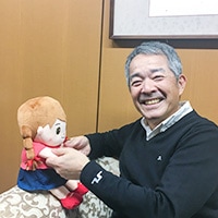 おしゃべりみーちゃんと遊ぶ60代男性の写真