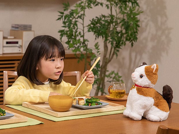 ミミコと一緒にランチを食べる女の子