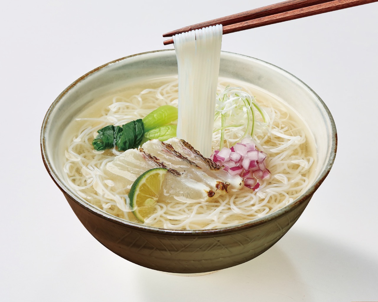 糖質0gの麺、食物繊維加工品 スープ入りの即食タイプ