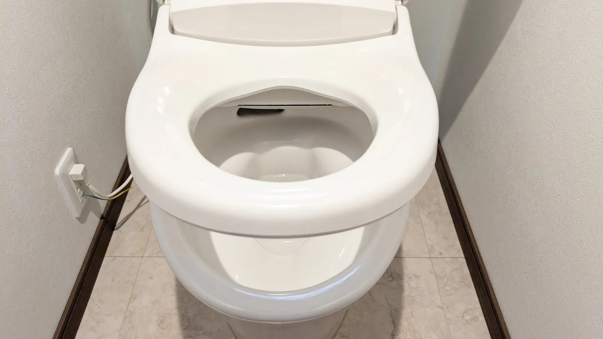 【トイレ交換の必須知識】「排水芯」の測り方と床排水・壁排水の見分け方