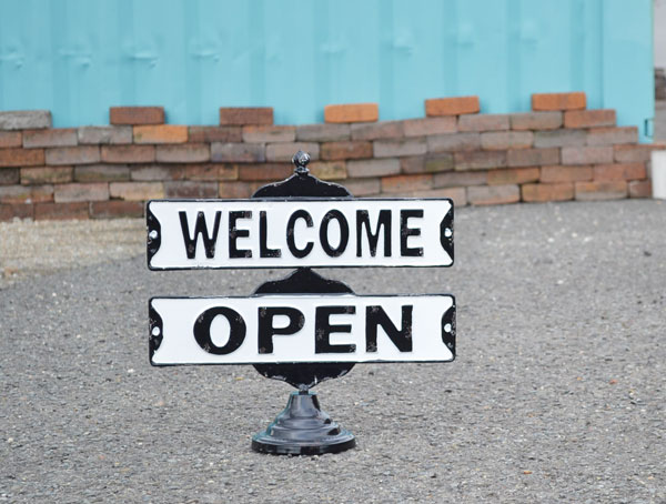 ウェルカムオープンスタンド 看板 おしゃれ Welcome Open アイアン ホワイト ブラックロゴ 組み立て式 お店 ショップ 玄関 スタンド式 アンティーク風 レトロ アメリカンテイスト インテリア雑貨 雑貨 小物 かごバッグとバスケットの専門店 ラタンハウス かごや