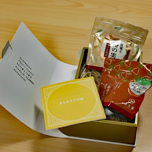 お茶とお菓子と絵本のギフト「葉おくり」の写真