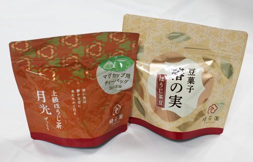 ほうじ茶と豆菓子の写真