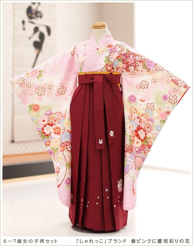 「しゃれっこ」ブランド 春ピンクに慶祝彩りの花×エンジ袴